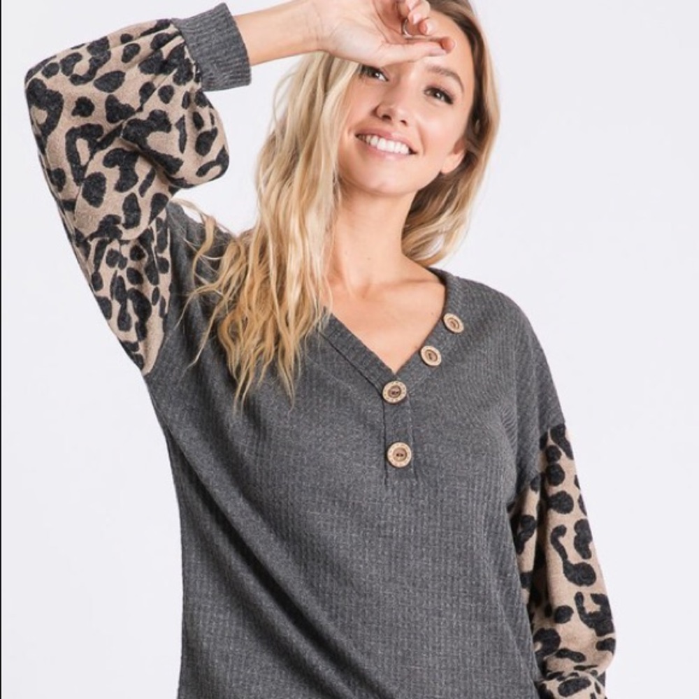 Make Offer🌷Charcoal Thermal Top/Leopard Sleeves - Picture 7 of 7